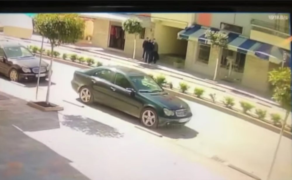 Del VIDEO/ Si u dhunua nga policia mjeku i Beratit sapo doli nga banesa