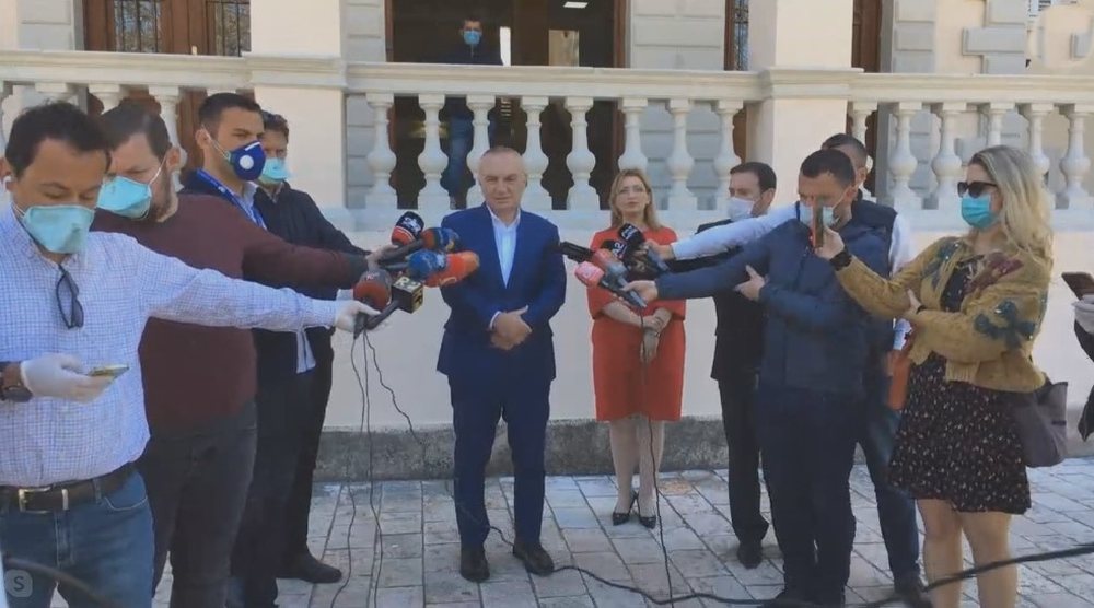 Meta krijon distancim me Bash&euml;n, nuk mb&euml;shtet k&euml;rkes&euml;n