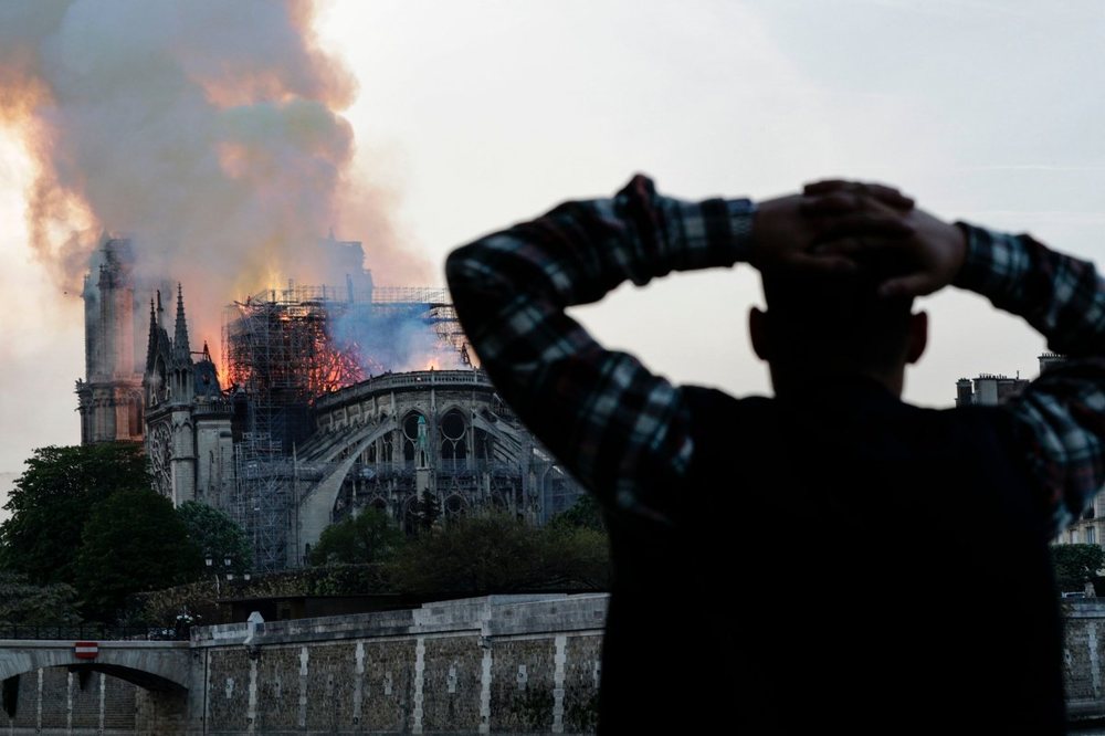 1 vit nga djegia e Notre Dame, por ende shum&euml; pik&euml;pyetje