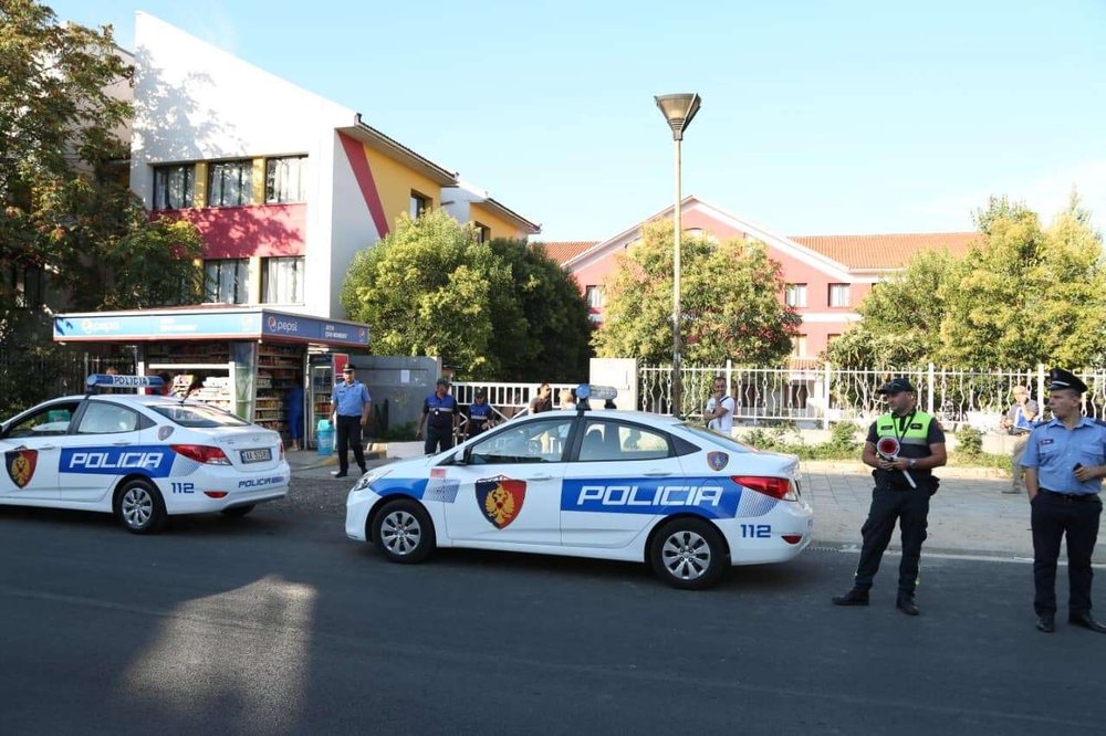 Zbardhet plagosja n&euml; Tiran&euml;/ Polici i &ldquo;Shqiponjave&rdquo;