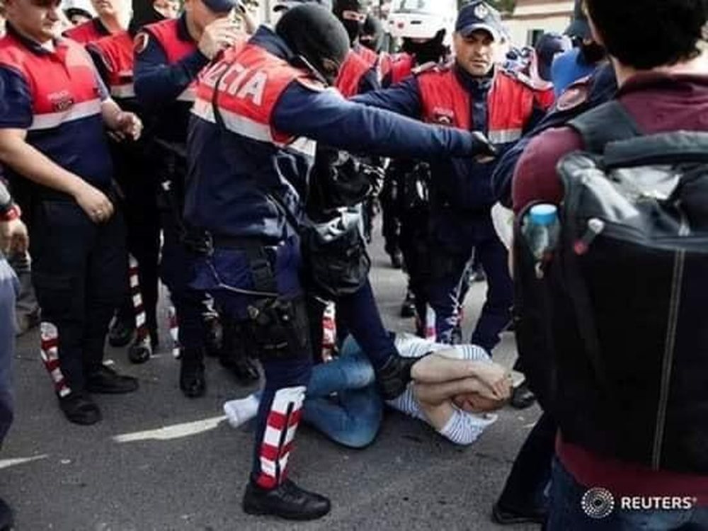 Rama p&euml;rplaset me qytetar&euml;t, mohon dhun&euml;n e policis&euml; te