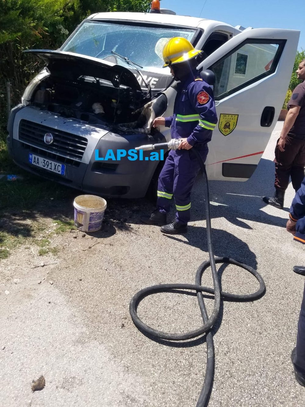 Dalin pamjet, merr flak&euml; makina e transportit t&euml; parave t&euml;