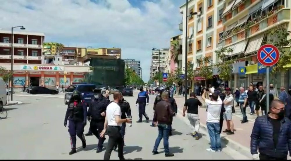 &ldquo;Rama ik! Na le pa buk&euml;!&rdquo;/ Kryeministri pritet me protesta