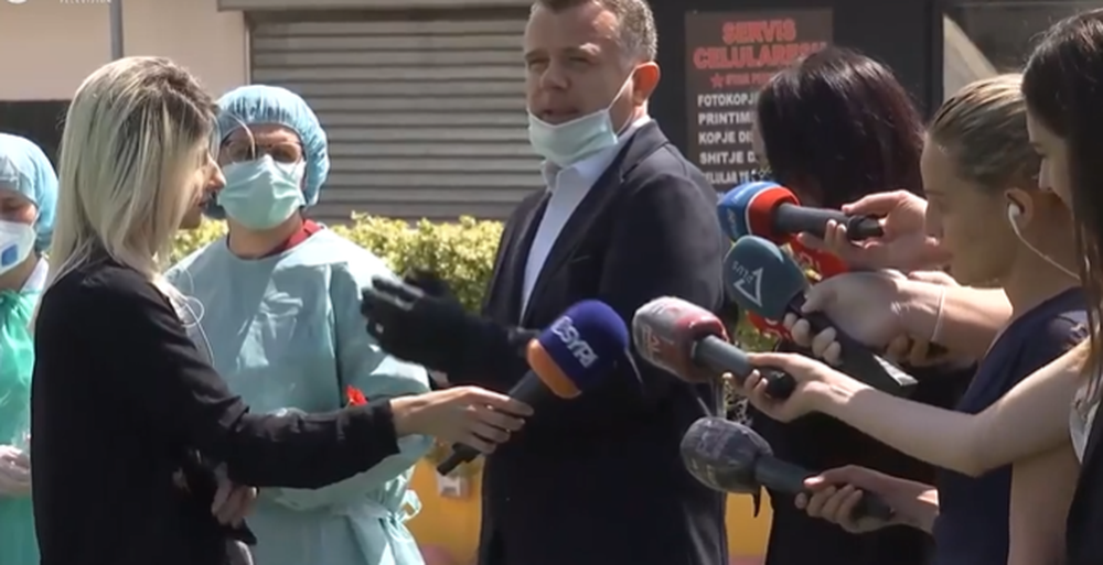 Incidenti me gazetaren, Taulant Balla 'zgjidh gjuh&euml;n' dhe i quan