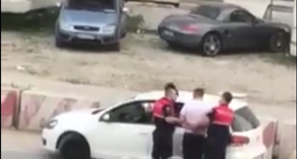 Tjet&euml;r skandal/ Polic&euml;t q&euml;llojn&euml; me grushta t&euml; riun me