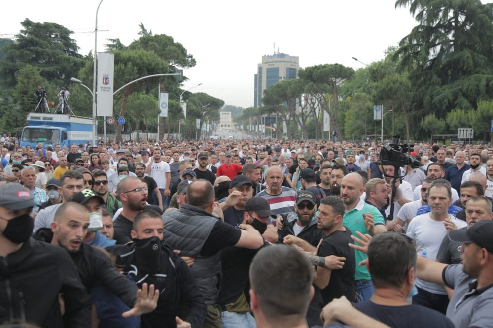 Incident n&euml; protest&euml;/ Nj&euml; person hedh shashka, dyshohet p&euml;r