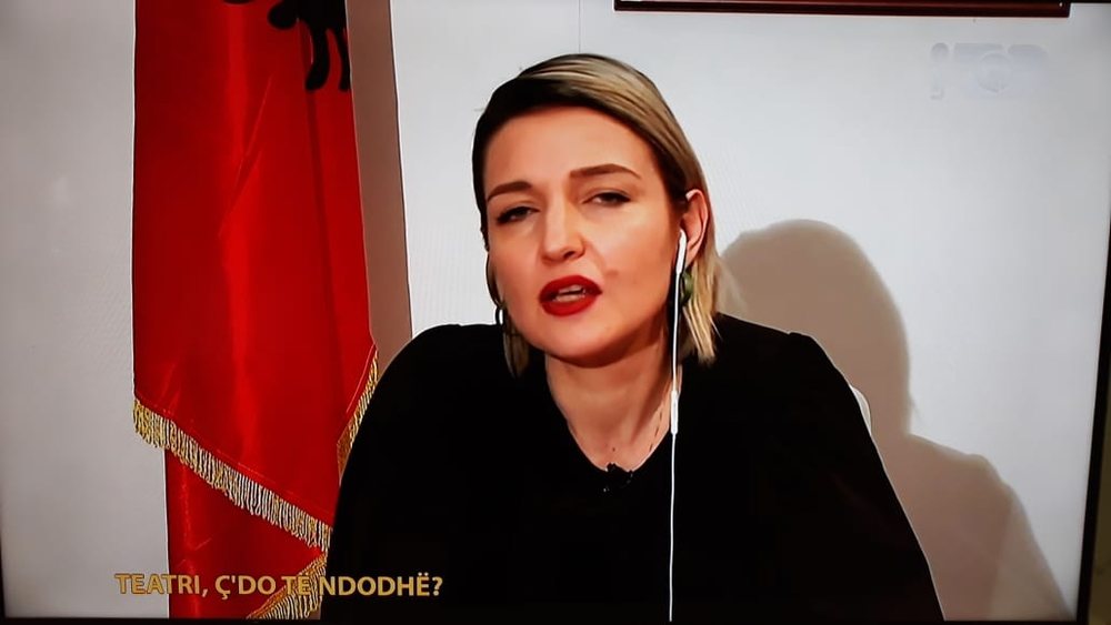 Paradoksi/ Gjyshi arkitekt i ministres s&euml; Kultur&euml;s restauroi teatrin,