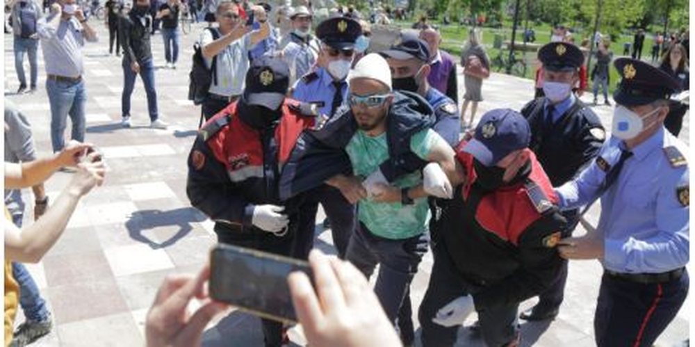 Fotot e barbaris&euml;/ Qeveria po rrezikon t&euml; shp&euml;rndaj&euml; virusin