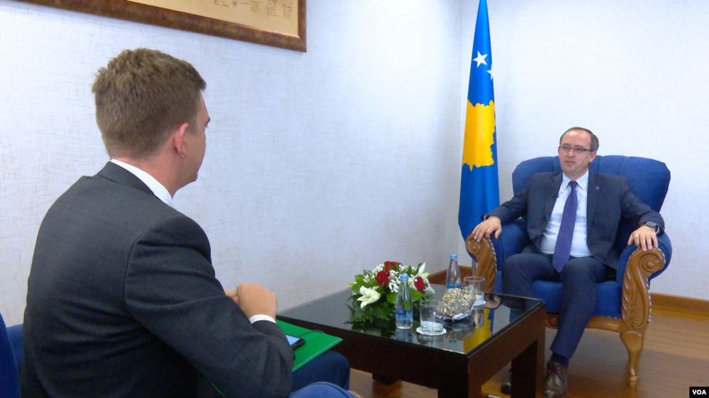Kryeministri i Kosov&euml;s 'dor&euml;zohet' para presionit: