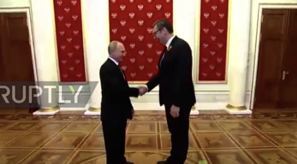 Presidenti serb arrin n&euml; parad&euml;n ushtarake n&euml; Mosk&euml;: Pritet