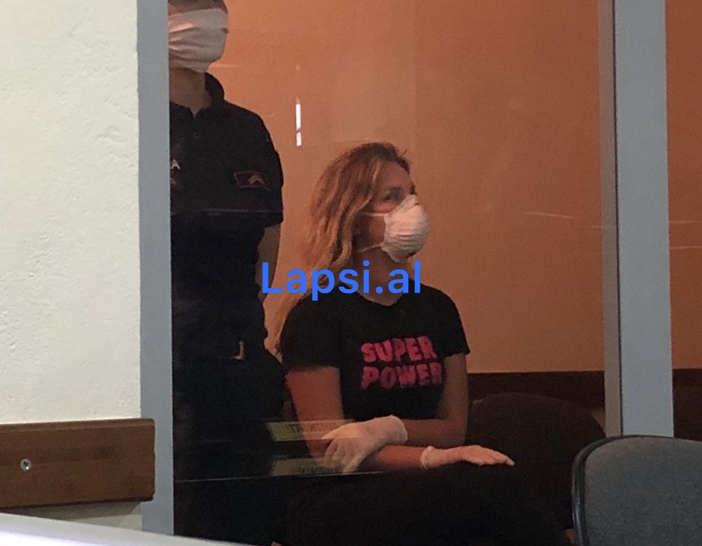 (FOTO) Adjola Lakra n&euml; gjykat&euml;, &ccedil;far&euml; thot&euml; personi
