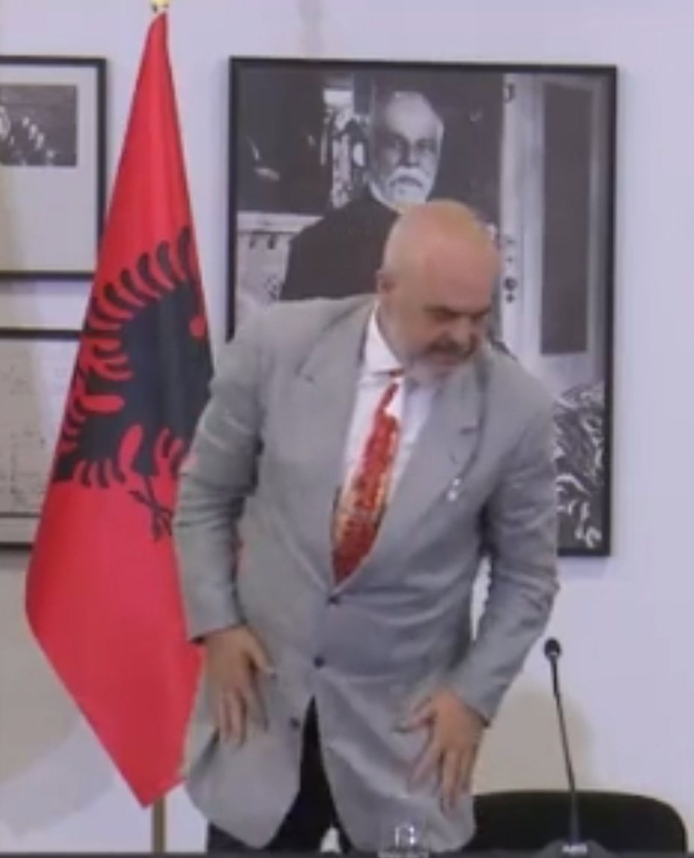 Xhaketa simbolike/ Nj&euml; detaj q&euml; ju ka shp&euml;tuar n&euml; veshjen e