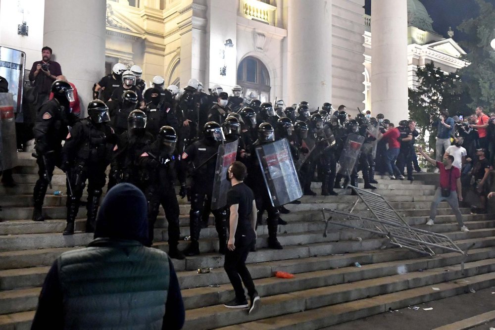 (VIDEO) Protesta n&euml; Serbi, p&euml;rleshje e gaz lotsjell&euml;s, 20 t&euml;
