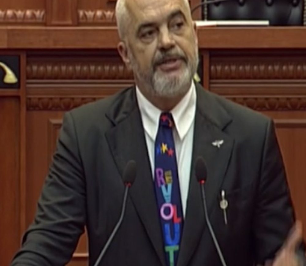(FOTOLAJM) Rama me 'Revolucionin' n&euml; kollare