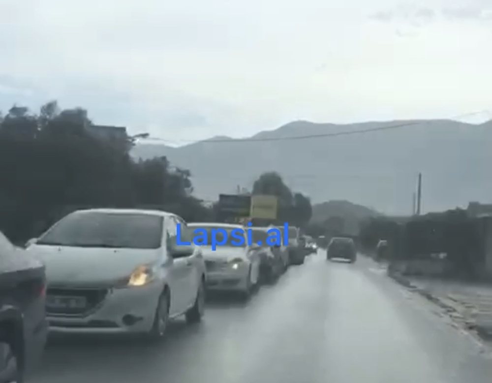 Shiu ngre pushuesit her&euml;t, bllokohet qarkullimi drejt Tiran&euml;s (VIDEO)