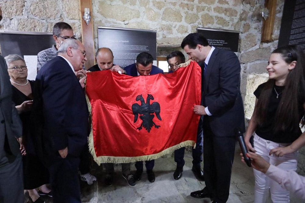 Vizita n&euml; Kosov&euml;/ Pasardh&euml;sit e Isa Boletinit i dhurojn&euml;