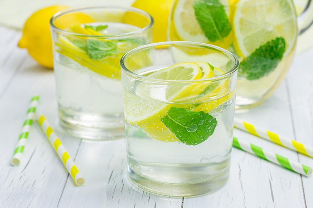 Si t&euml; p&euml;rgatisni uj&euml; detox n&euml; sht&euml;pi