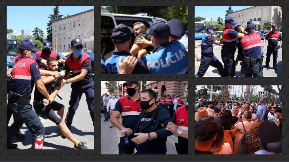 Dy protestat/ Me polici kund&euml;r atyre q&euml; duan t&euml; luajn&euml;