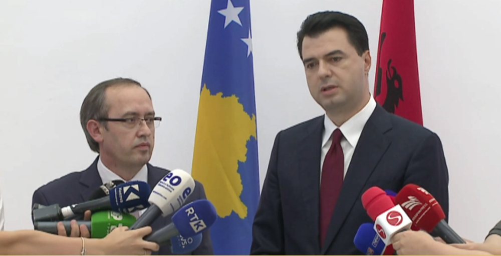 Kryeministri Hoti merr premtimin e Bash&euml;s/ &ldquo;Heqja e taks&euml;s