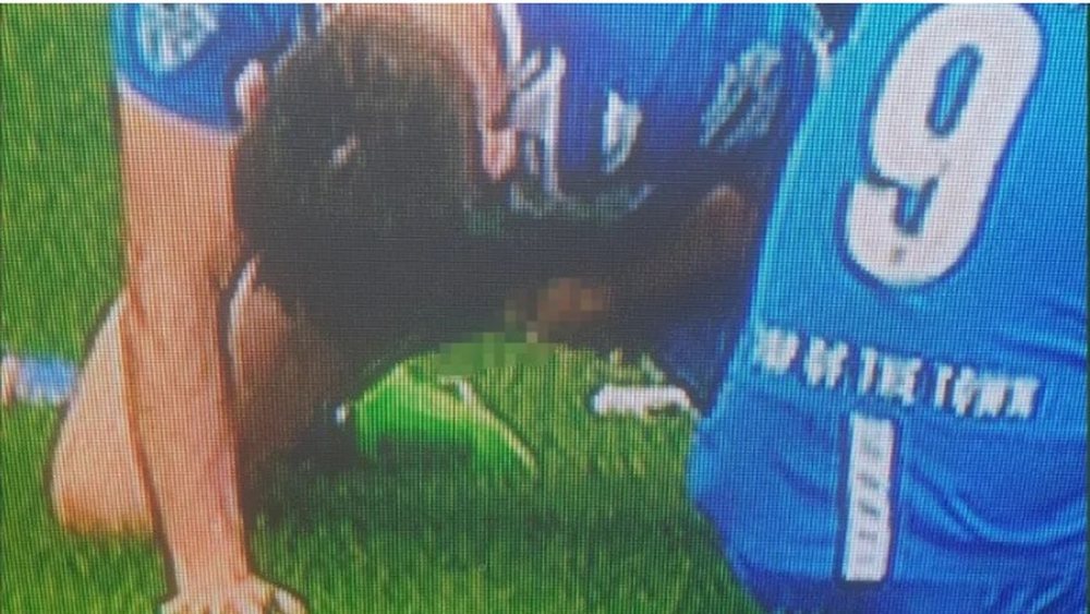 VIDEO/ Futbollisti nuk e mban dot &ccedil;i&ccedil;in, e b&euml;n n&euml;