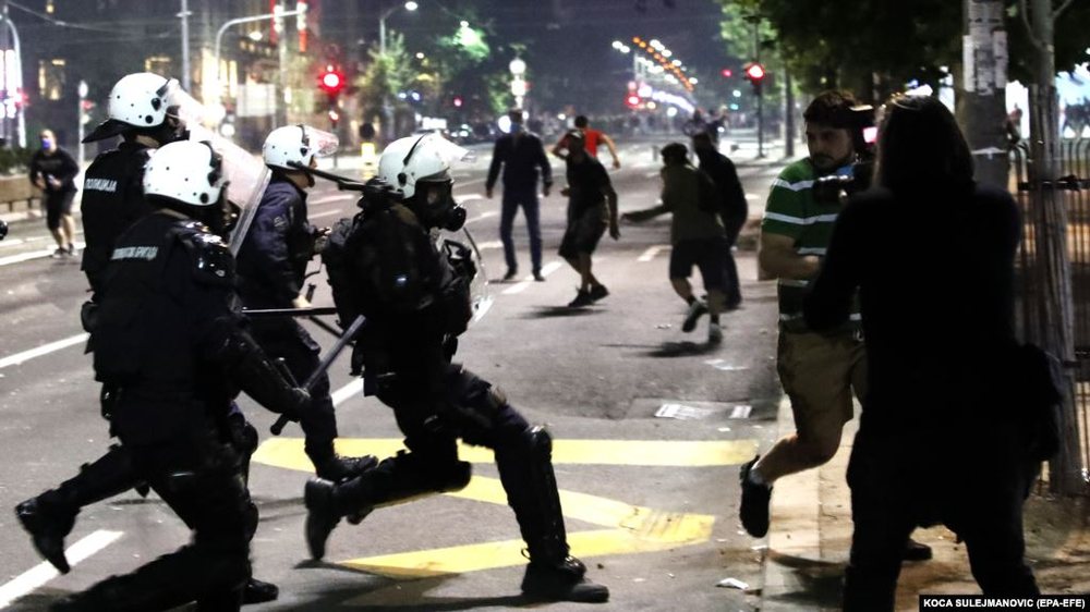 Protestat n&euml; Serbi kund&euml;r rikthimit t&euml; karantin&euml;s, 43
