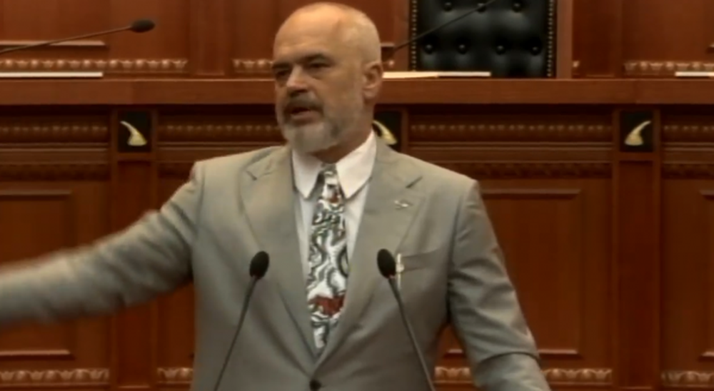 Rama tallet n&euml; parlament me muzikant&euml;t dhe punonj&euml;sit e bareve