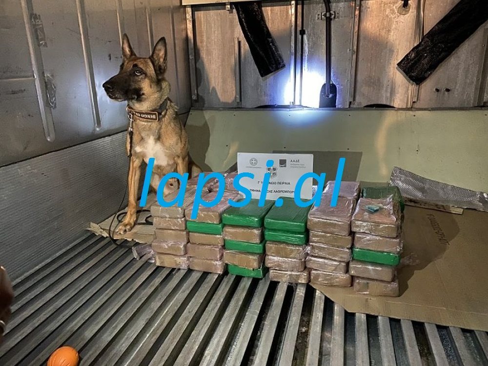 FOTO/ Si u zbulua n&euml; portin e Pireut 70 kg kokain&euml; e nisur nga
