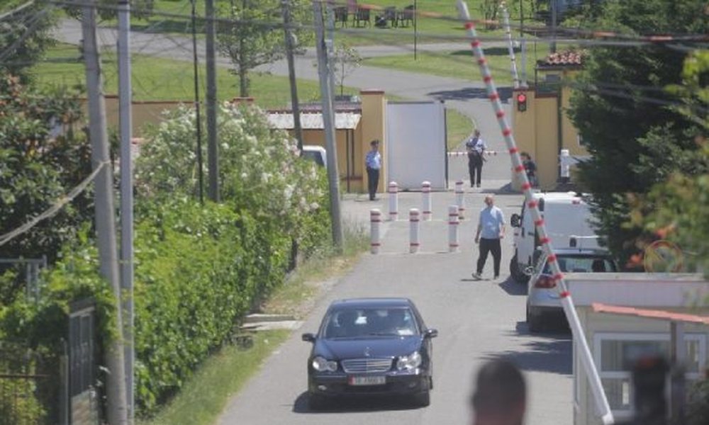 Ambasadorja amerikane mbledh n&euml; rezidenc&euml; Met&euml;n, Ram&euml;n dhe