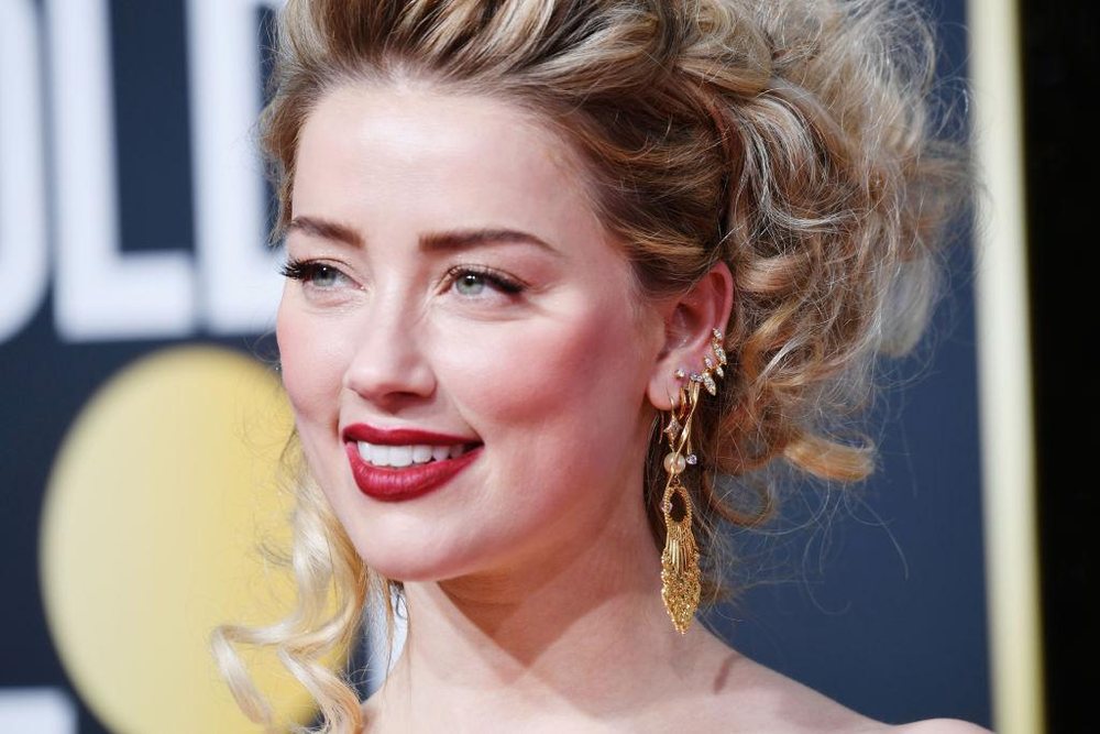 N&euml; xhami pa re&ccedil;ipeta, Amber Heard p&euml;rballet me fansat e