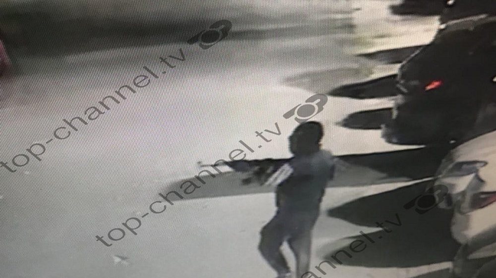 VIDEO/ Me kallashnikov n&euml; dor&euml; dhe mask&euml;, momenti i sulmit te