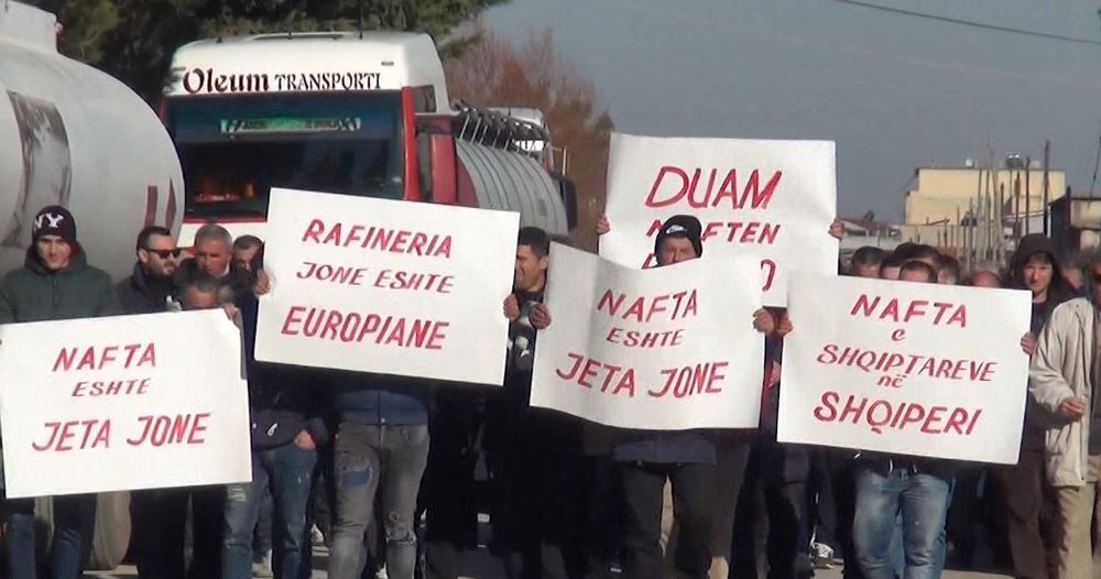 Naft&euml;tar&euml;t e Ballshit protestojn&euml; p&euml;r pagat, shoq&euml;rohet