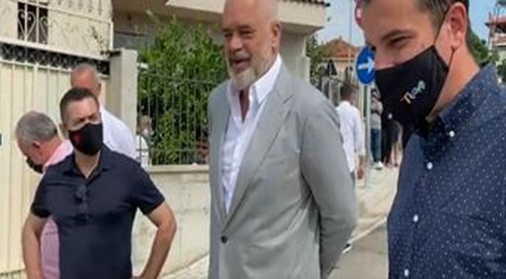 Mos i humbni fotot/ T&euml; gjith&euml; me maska pran&euml; Ram&euml;s nga frika