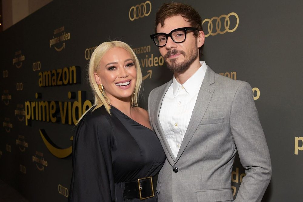 Partneri i Hilary Duff b&euml;n tatuazh emrin e saj n&euml; t&euml; pasme (FOTO)