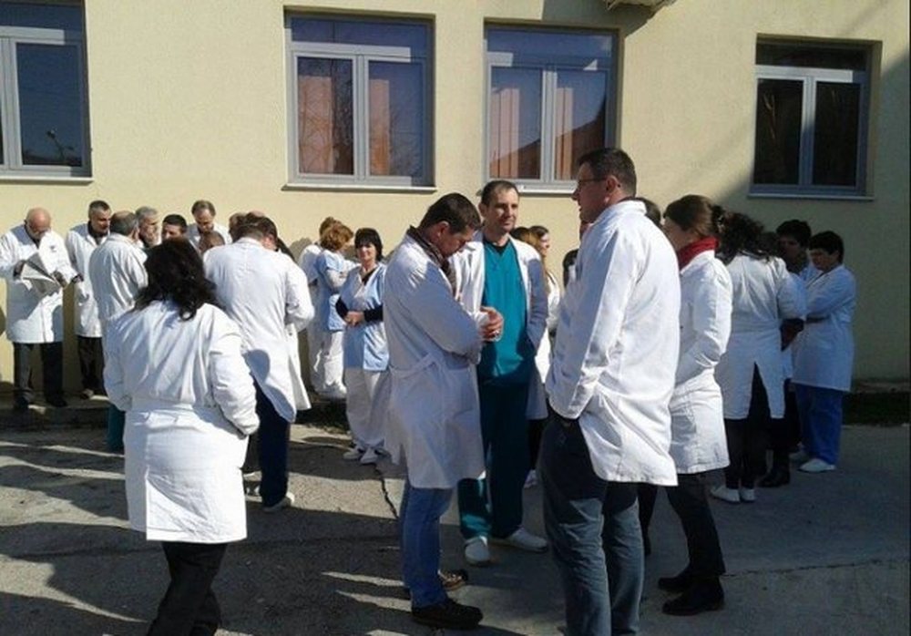 Nuk i lan&euml; t&euml; protestojn&euml;/ K&euml;ta jan&euml; 5 mjek&euml;t