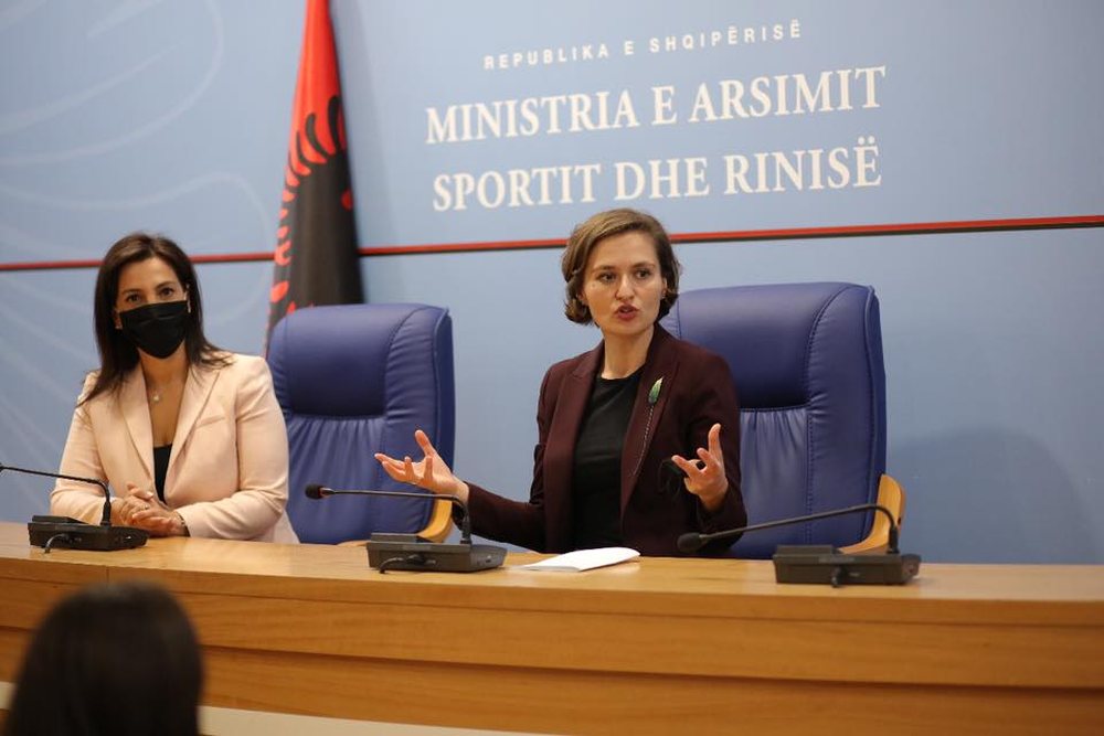 Besa Shahini i dor&euml;zon detyr&euml;n Evis Kushit
