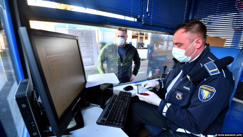Bosnja hap kufijt&euml; p&euml;r t&euml; huajt me test negativ