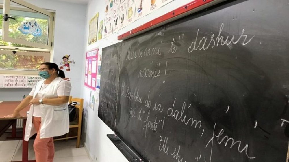 Covid-19 prek shkollat e veriut, 15 m&euml;sues nuk kan&euml; nisur pun&euml;n