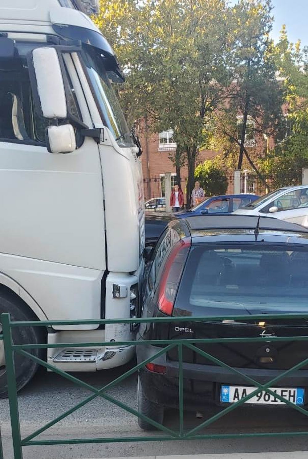 Aksident n&euml; Tiran&euml;, nj&euml; kamion p&euml;rlas nj&euml; makin&euml;