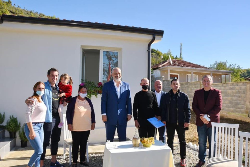 "Gjej lop&euml;n deri t&euml; h&euml;n&euml;n", &ccedil;far&euml; u