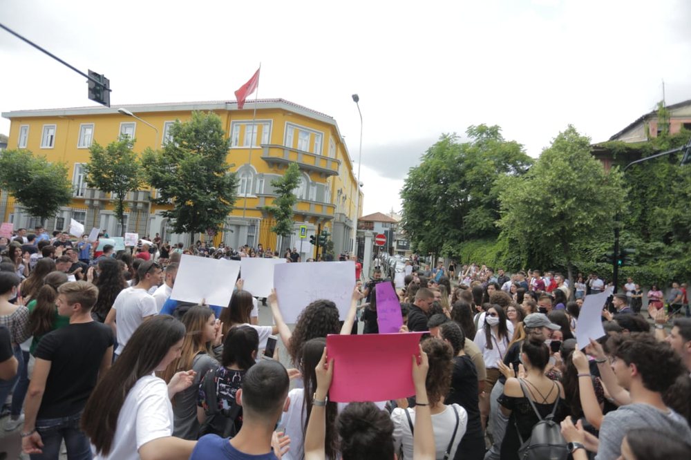 M&euml;simi online n&euml; universitete, student&euml;t vendosin t&euml; ngrihen