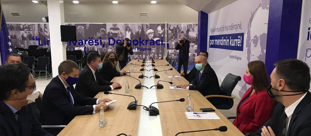 Mustafa e Laj&ccedil;ak diskutojn&euml; p&euml;rmbylljen e dialogut