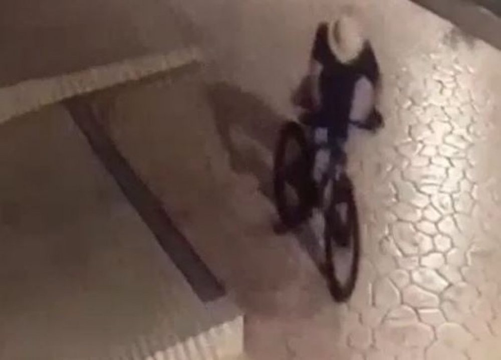 VIDEO/ Ky &euml;sht&euml; tmerri i bi&ccedil;ikletave n&euml; Vlor&euml;, vodhi
