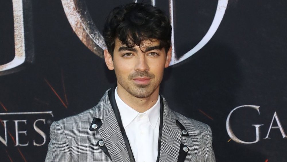 Joe Jonas lyen flok&euml;t ngjyr&euml; roz&euml; n&euml; mb&euml;shtetje t&euml;