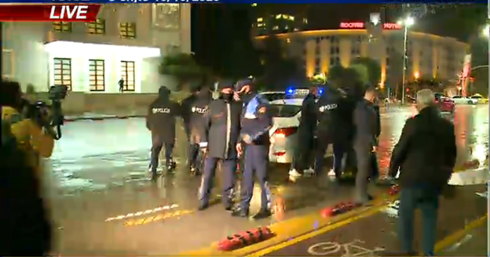 Plas grushti mes polic&euml;ve n&euml; Tiran&euml;