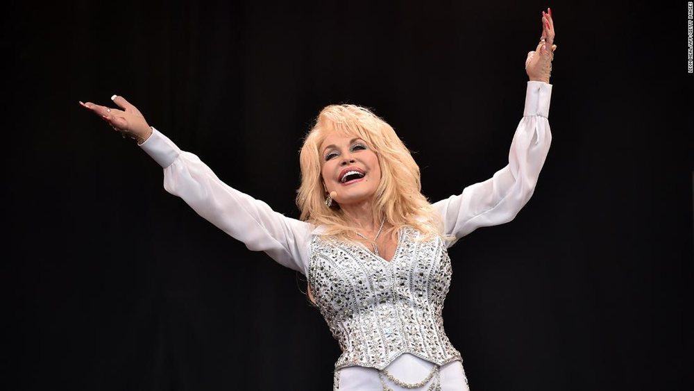 Dolly Parton tregon si ndikoi t&euml; mos paturit f&euml;mij&euml; n&euml;