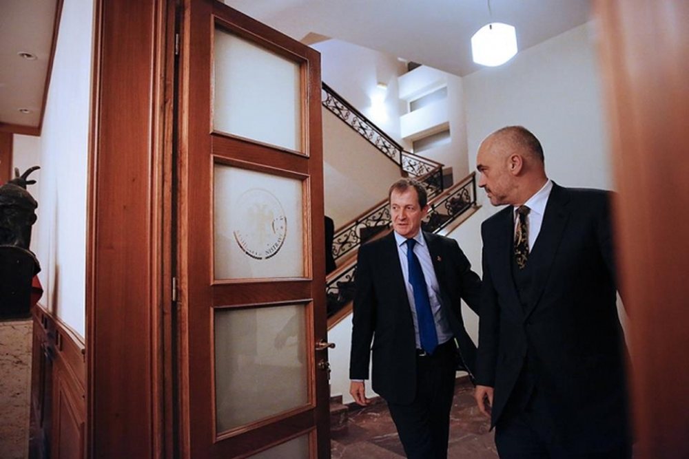 K&euml;shilltari i Ram&euml;s Alastair Campbell, boton nj&euml; lib&euml;r ku
