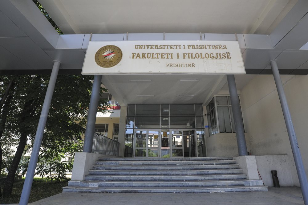 Kosova mbyll universitetet, kalon n&euml; m&euml;simin online