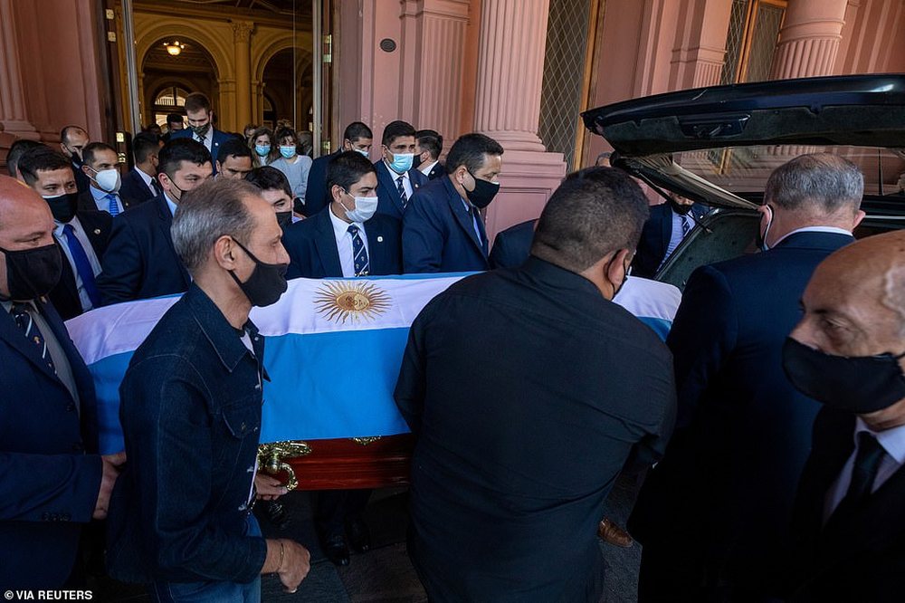 Maradona nuk gjen paqe: gjykata ndalon kremacionin, k&euml;rkohet nj&euml; test