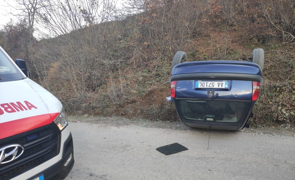 Kor&ccedil;&euml;/ Nuk i ndalon policis&euml;, p&euml;rmbyset mjeti me