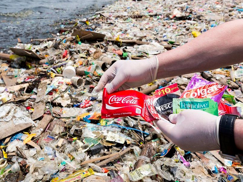 Coca-Cola ndot&euml;si plastik num&euml;r 1 n&euml; bot&euml;